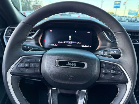 Used 2023 Jeep Grand Cherokee L Laredo image 32