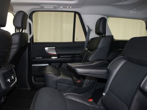 Used 2025 Ford Expedition Platinum image 23