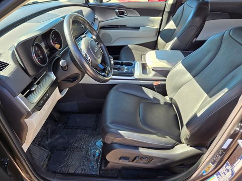Used 2024 Kia Carnival LX FWD image 8