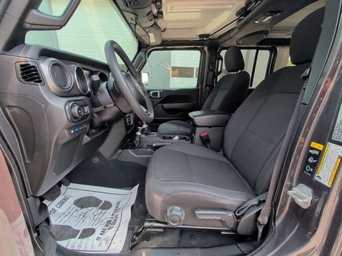 Used 2023 Jeep Wrangler Unlimited w/ Cold Weather Group AWD/4WD image 10