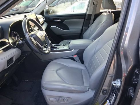 Used 2023 Toyota Highlander XLE FWD image 12