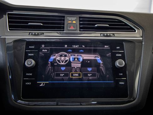 Used 2022 Volkswagen Tiguan SE w/ Panoramic Sunroof Package image 44