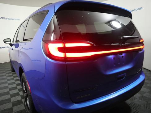 New 2026 Chrysler Pacifica Limited image 9
