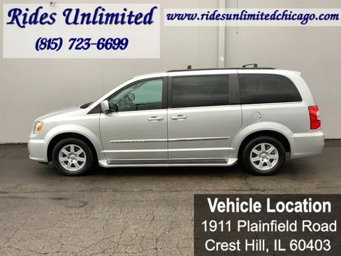 Used 2012 Chrysler Town & Country Touring image 2
