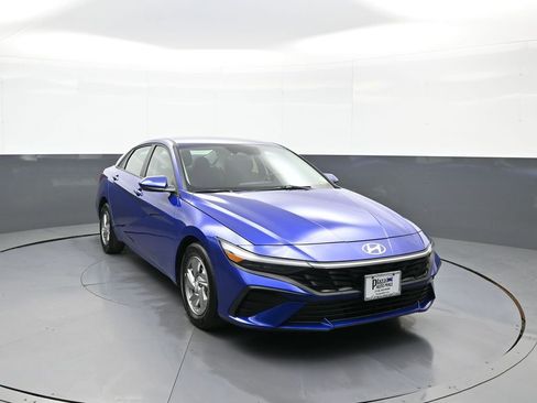 Used 2025 Hyundai Elantra SE FWD image 3
