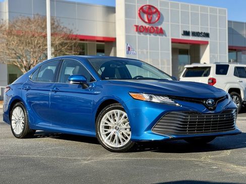 Used 2020 Toyota Camry XLE image 2