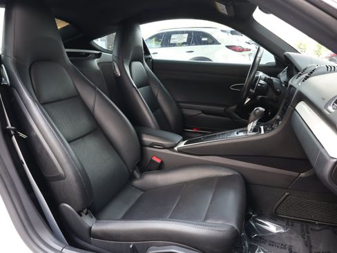 Used 2018 Porsche 718 Cayman RWD image 9