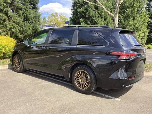 Certified 2025 Toyota Sienna Platinum AWD/4WD image 9