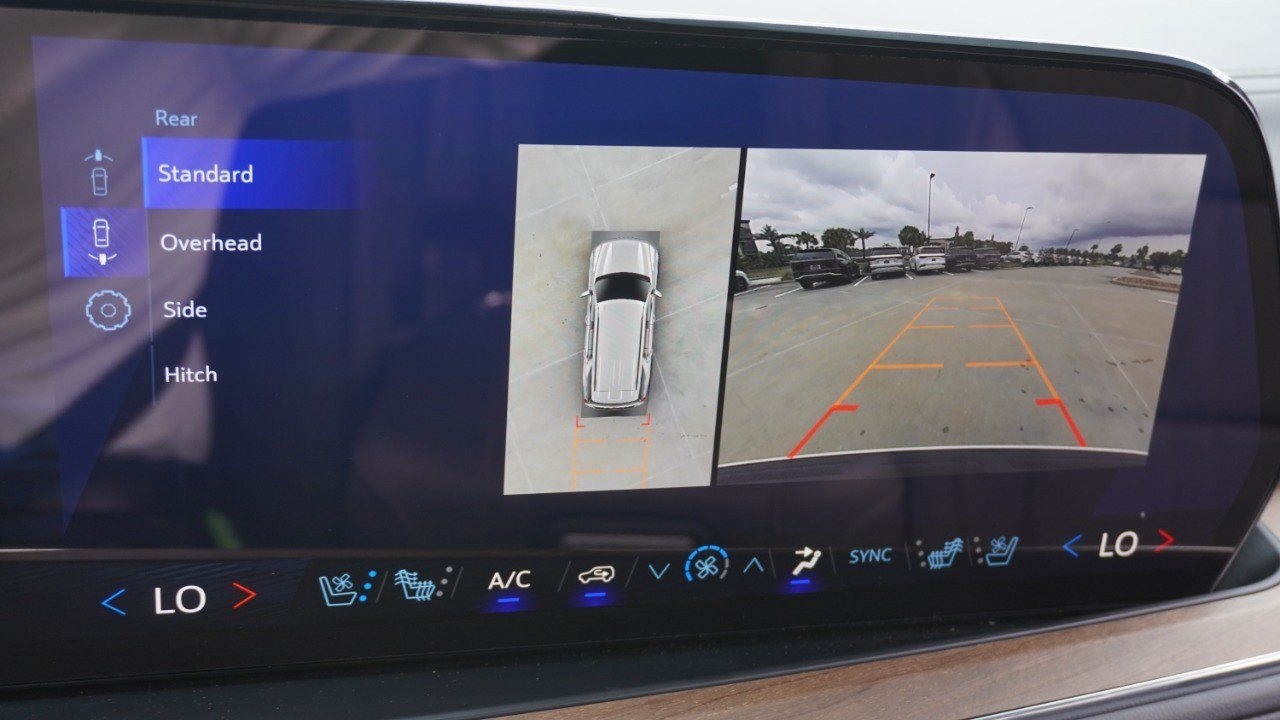 Used 2025 Chevrolet Tahoe High Country AWD/4WD image 18