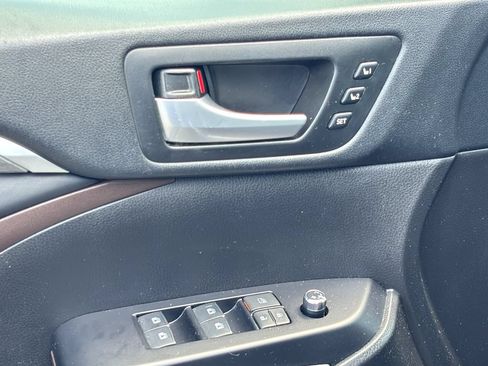 Used 2018 Toyota Highlander Limited FWD image 12