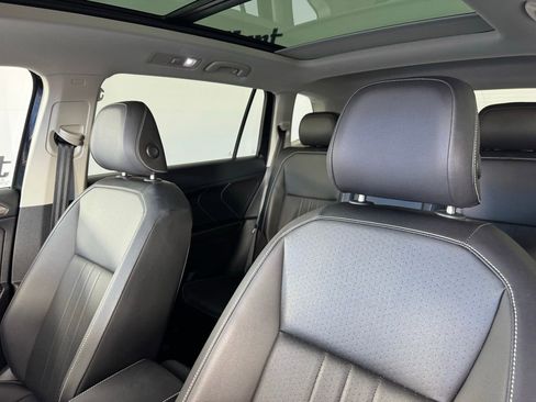 Used 2022 Volkswagen Tiguan SE w/ Panoramic Sunroof Package image 3