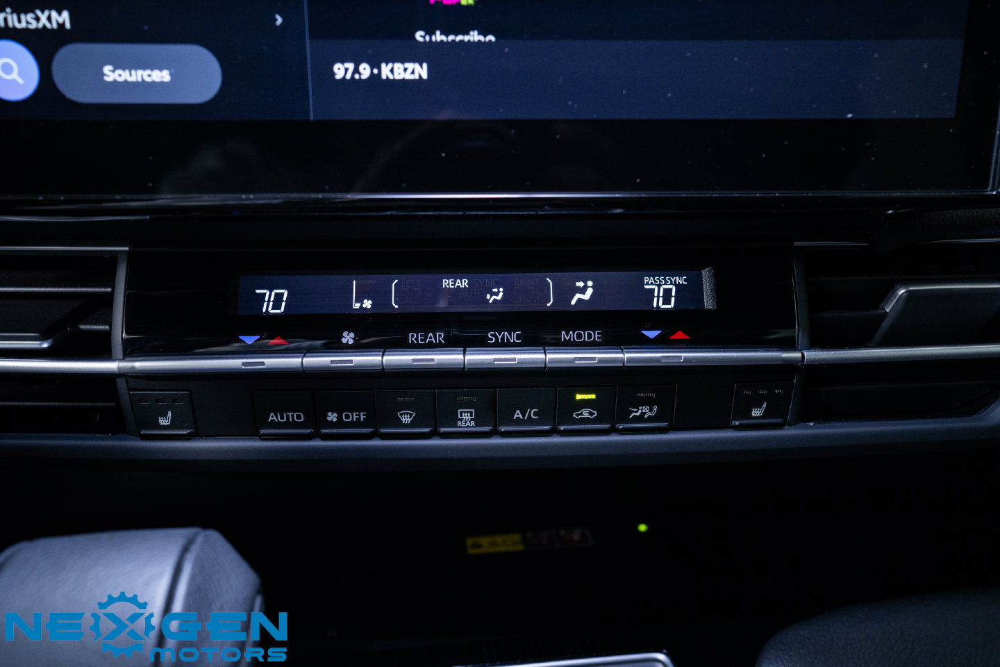 Used 2025 Toyota Sienna XLE Woodland Edition AWD/4WD image 5