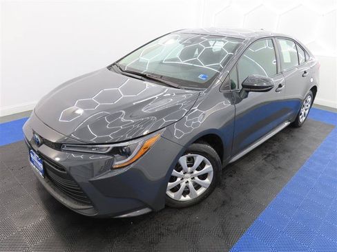 Used 2025 Toyota Corolla LE FWD image 4