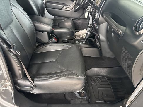 Used 2018 Jeep Wrangler Unlimited Sahara image 24