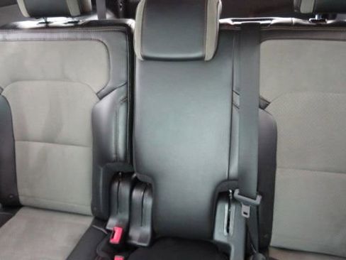 Used 2017 Ford Explorer XLT w/ Equipment Group 202A image 8