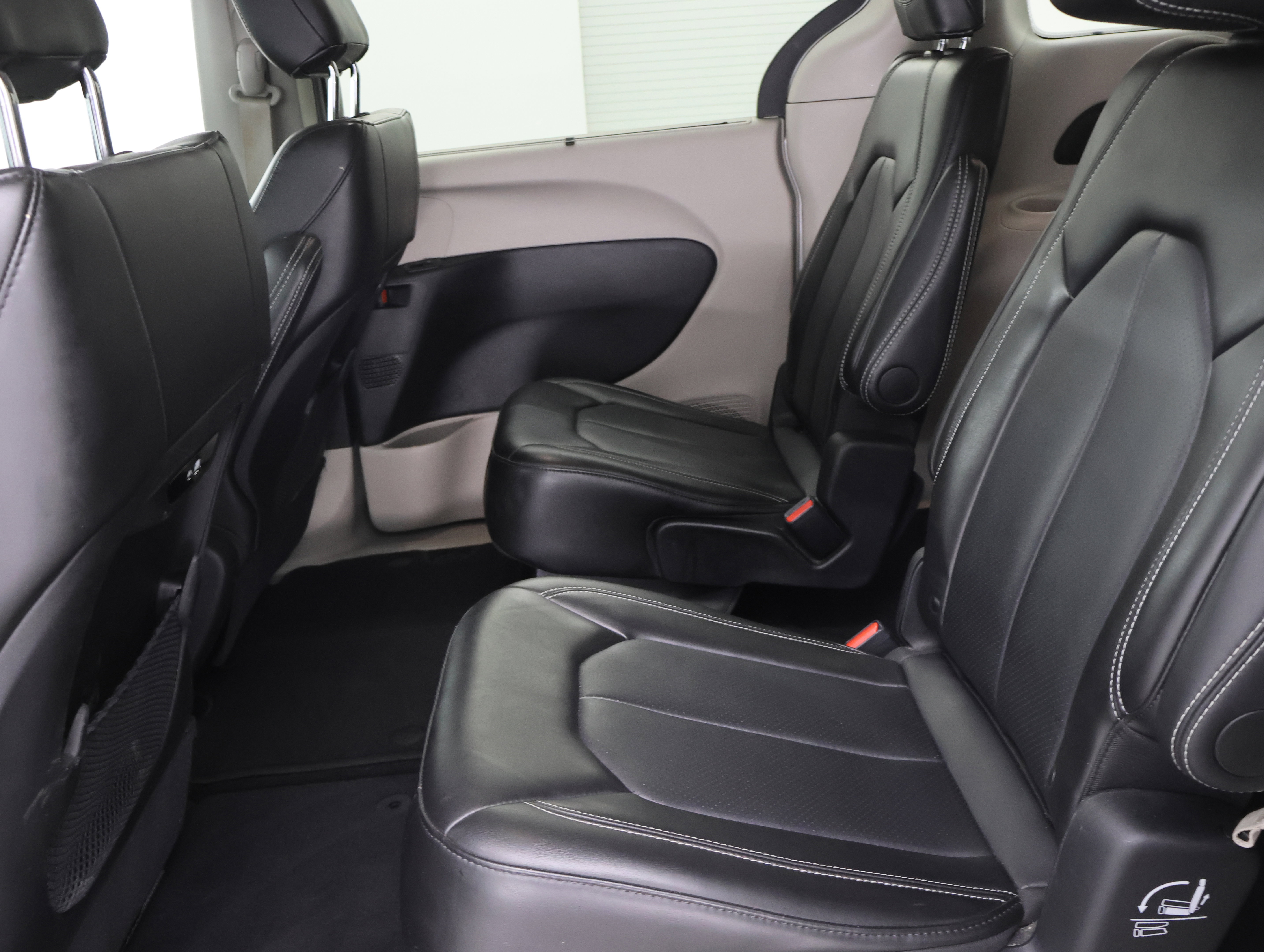 Used 2024 Chrysler Pacifica Touring-L FWD image 32
