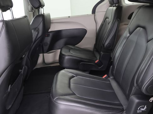 Used 2024 Chrysler Pacifica Touring-L FWD image 32