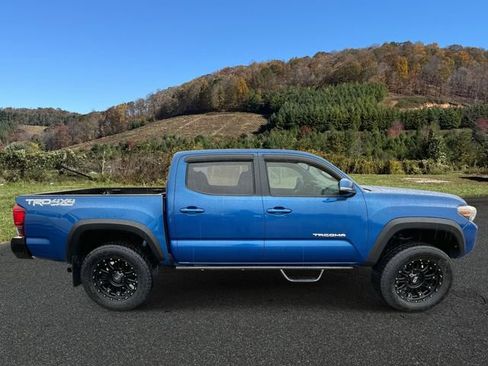 Used 2018 Toyota Tacoma TRD Off-Road image 8