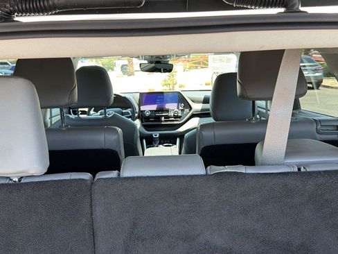 Certified 2025 Toyota Highlander XLE FWD image 33