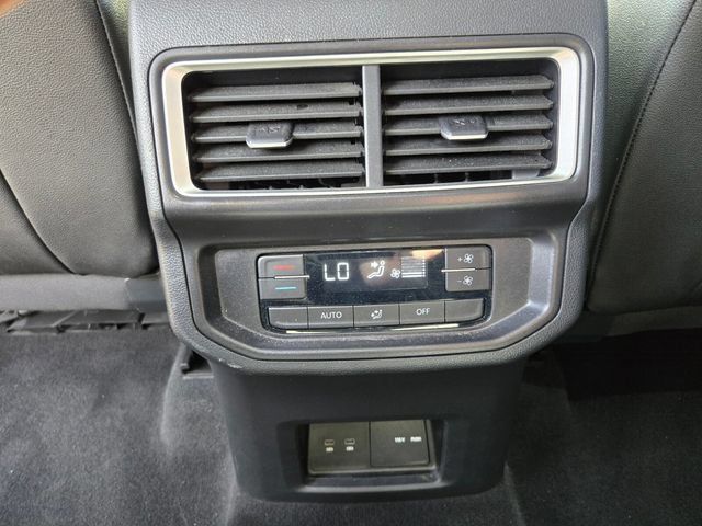 Used 2025 Volkswagen Atlas SE AWD/4WD image 16