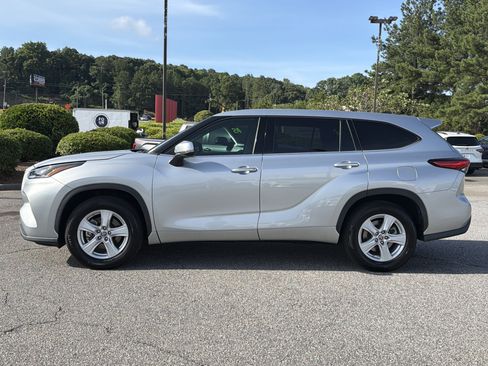 Used 2022 Toyota Highlander LE FWD image 14