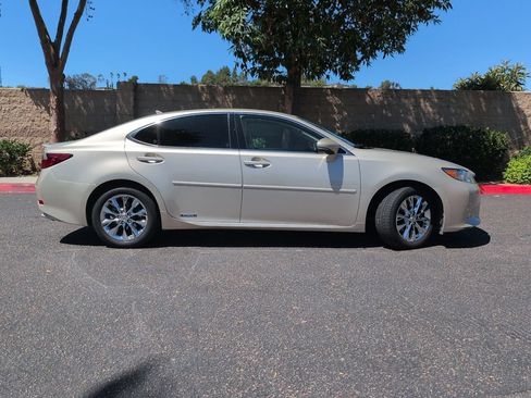 Used 2014 Lexus ES 300h w/ Luxury Package w/Bamboo Trim FWD image 9