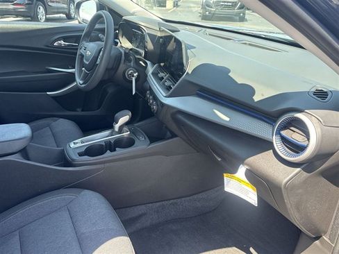Used 2025 Chevrolet Trax LS w/ LS Convenience Package FWD image 26