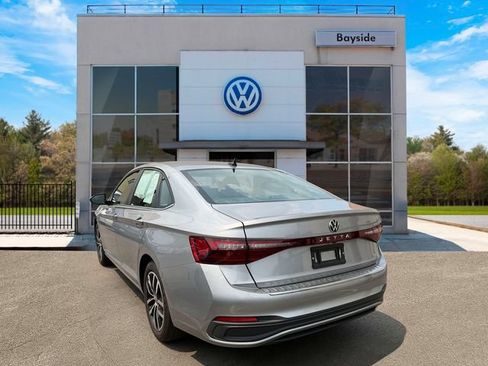 Used 2025 Volkswagen Jetta SE FWD image 5