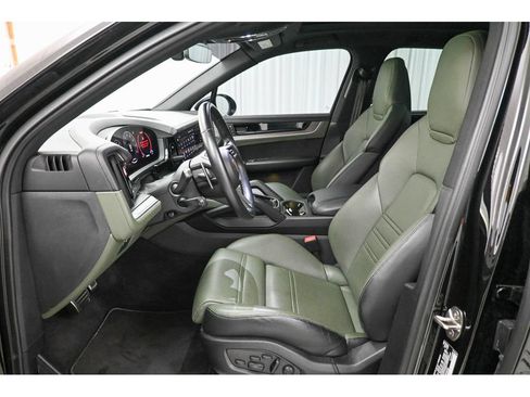 Used 2024 Porsche Cayenne S AWD/4WD image 41