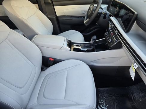 Certified 2025 Hyundai Tucson SE image 13