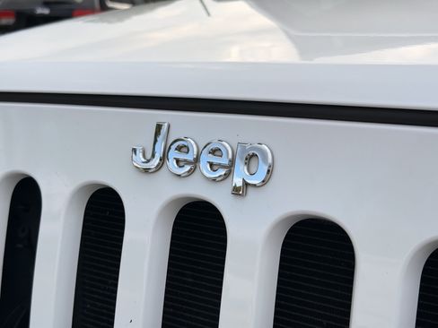 Used 2015 Jeep Wrangler Unlimited Sahara w/ Dual Top Group AWD/4WD image 31
