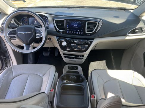 Used 2017 Chrysler Pacifica Platinum FWD image 21