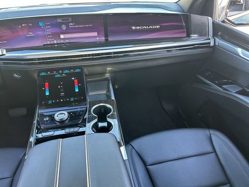Used 2025 Cadillac Escalade Luxury AWD/4WD image 13