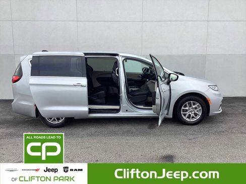 Certified 2024 Chrysler Pacifica Touring-L image 6