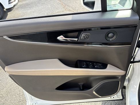 Used 2022 Lincoln Nautilus Reserve w/ Equipment Group 201A image 11