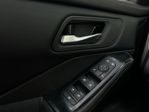 Used 2025 Nissan Rogue SV image 21