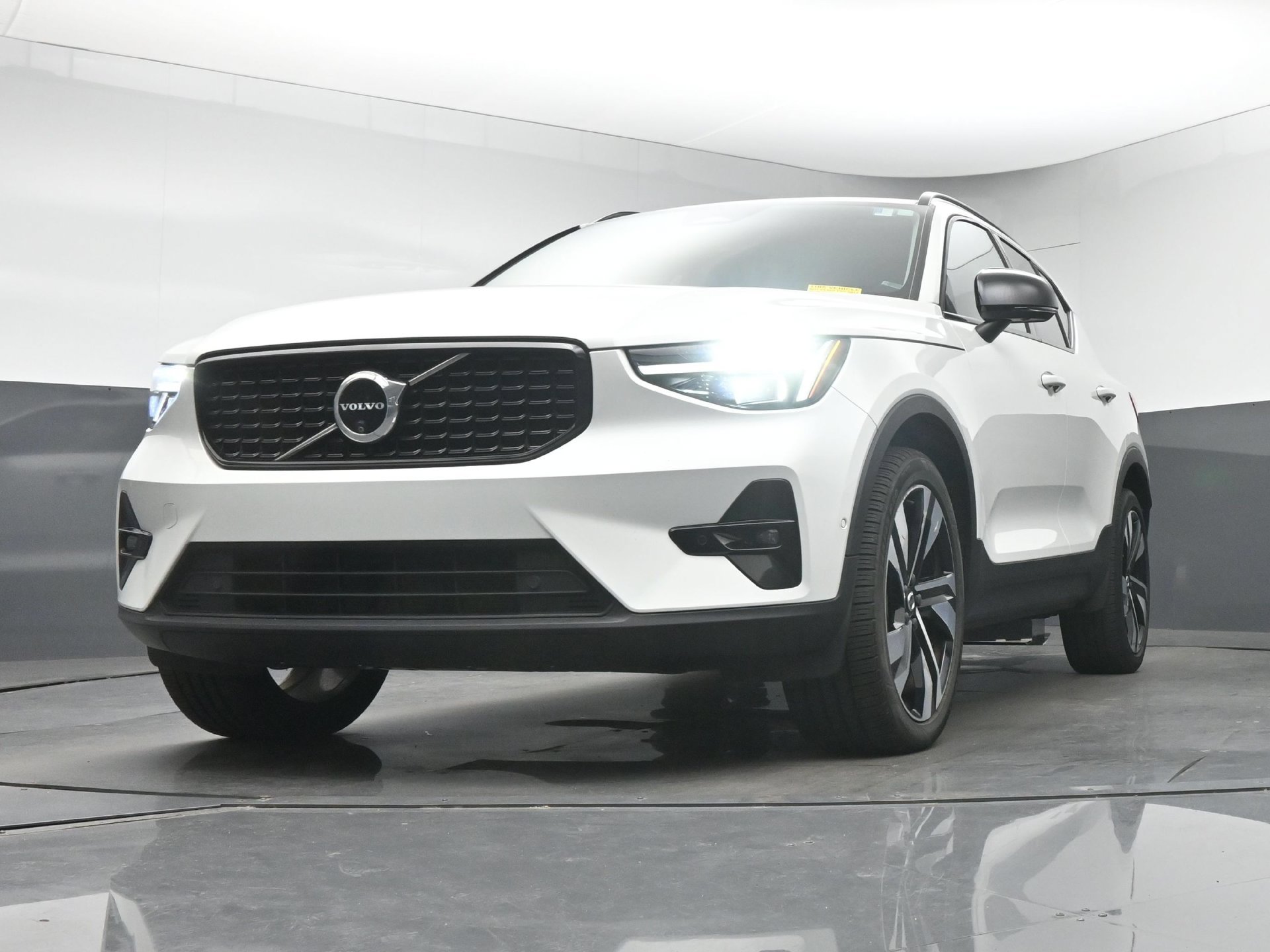 Used 2024 Volvo XC40 B5 Ultimate w/ Protection Package Premier AWD/4WD image 12