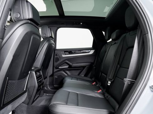 Used 2025 Porsche Cayenne image 24