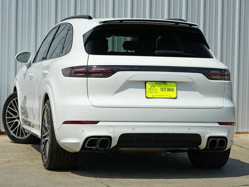 Used 2020 Porsche Cayenne Turbo image 6
