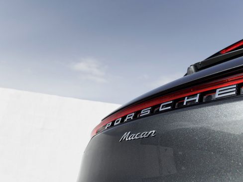 Certified 2025 Porsche Macan image 12