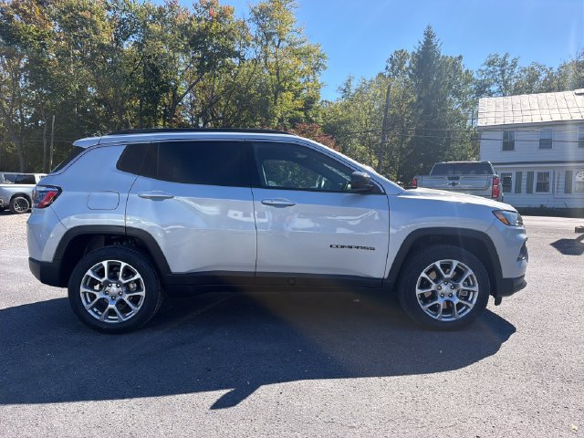 Used 2024 Jeep Compass Latitude AWD/4WD image 7