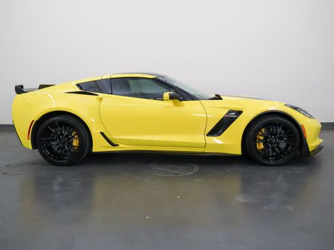 Used 2016 Chevrolet Corvette Z06 w/ 3LZ Preferred Equipment Group RWD image 2