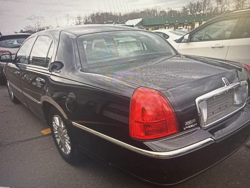 Used 2010 Lincoln Town Car Signature Limited RWD image 1