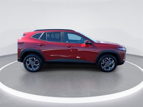 Used 2025 Chevrolet Trax LT w/ LT Convenience Package image 9