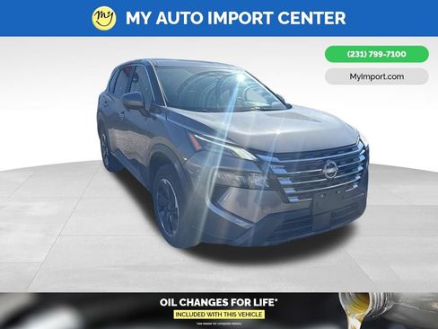 Used 2025 Nissan Rogue SV image 1