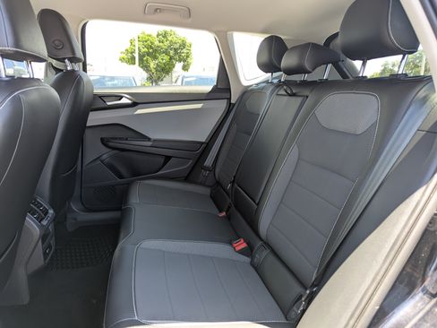 Used 2022 Volkswagen Taos SE FWD image 18