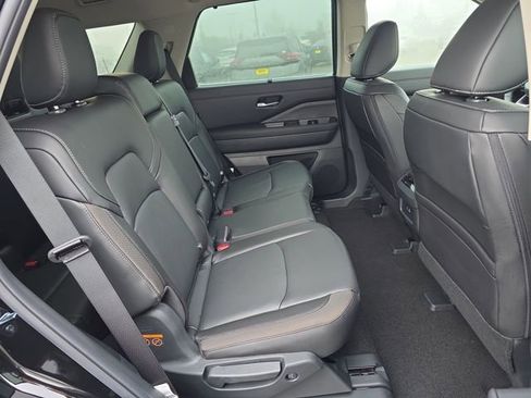 New 2025 Nissan Pathfinder SL w/ Black Appearance Package image 10