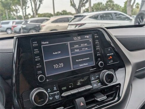 Used 2020 Toyota Highlander L image 23