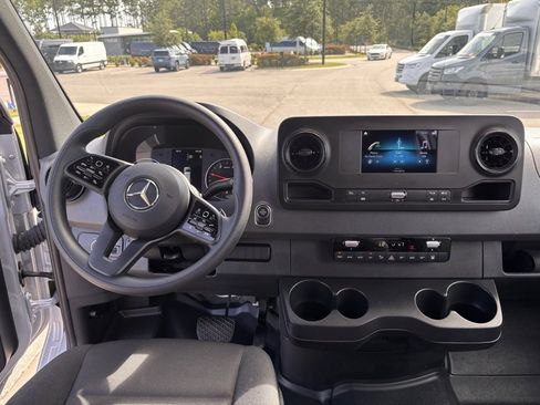 Used 2024 Mercedes-Benz Sprinter 2500 image 37