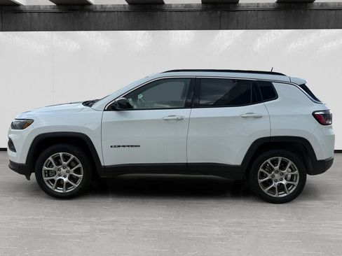 Used 2023 Jeep Compass Latitude AWD/4WD image 2